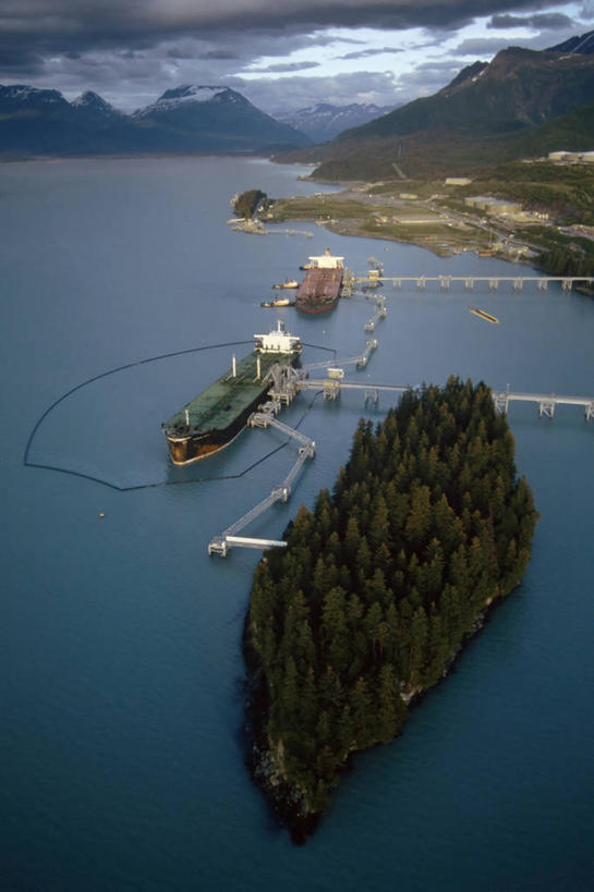 两个人,机场,竖图,俯视,航拍,室外,白天,建材,海洋,金属制品,美国,金属,管子,岛,管道,油轮,钢管,运输,摄影,鸟瞰,建筑材料,彩图,高角度拍摄,水污染,输油管道