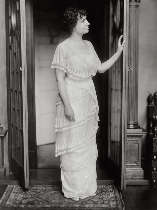 西方人,一个人,站,竖图,黑白,侧面,欧洲,欧洲人,仅一个年轻女性,仅一个女性,仅一个人,摄影,奋斗,肖像,残疾,盲人,年轻女性,女人,女性,白种人,年轻人,影棚拍摄,聋,海伦凯勒