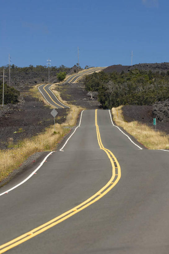 竖图,室外,白天,旅途,火山,高速公路,路,美国,形状,弯曲,缠绕,科学,小路,黄色,蓝色,天空,熔岩,运输,摄影,上升,宁静,美洲,爆发,夏威夷群岛,比格岛,火成岩,扭动,式样,玄武岩,地质学,自然地理,冒险,活火山,休眠火山,彩图,旅行,舞蹈,好奇心
