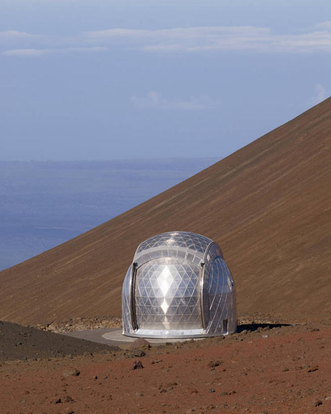 无人,天文台,竖图,室外,白天,留白,通讯,探险,美国,检查,艺术,粗糙,太空,月亮,褐色,宏伟,一个,红色,白色,熔岩,摄影,单个,宁静,太平洋,毛糙,文学,外星人,监视,比例,天文学,卫星天线,夏威夷群岛,比格岛,射电望远镜,式样,光谱,自然地理,岩石,彩图,粗拙,超现实主义,好奇心,流派,艺术流派,火山渣锥