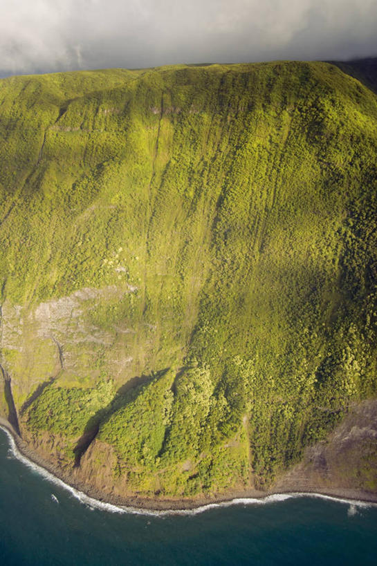 无人,竖图,俯视,航拍,室外,白天,通讯,海浪,石头,美景,水,峡谷,美国,阴影,科学,石子,海岸线,景观,悬崖,云,山谷,天气,宏伟,蓝色,自然,陡峭,景色,摄影,宁静,碰撞,太平洋,热带气候,岩层,鸟瞰,自然风光,夏威夷群岛,摩洛卡伊岛,地质学,自然地理,石块,岩石,彩图,高角度拍摄,动机