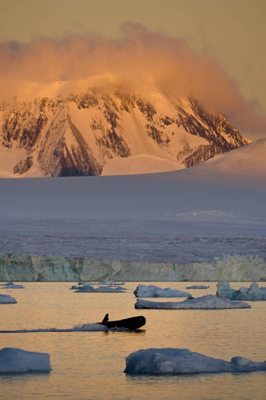 竖图,室外,白天,旅游,度假,冰山,日出,海洋,美景,山,水,雪,暴风雨,帽子,科学,草帽,符号,冰,地形,景观,黎明,自然灾害,天气,娱乐,衣服,风景,自然,享受,休闲,景色,放松,冷,运输,摄影,气象,宁静,气候,自然风光,南极洲,冰河,逆光,摩托艇,纯净,南极半岛,冒险,彩图,旅行,独处,霍普湾,充气艇,冰架
