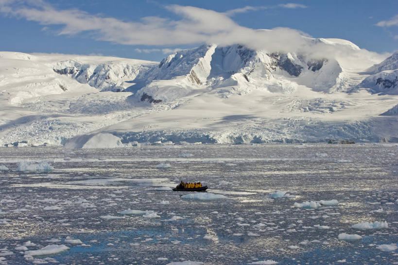 人群,横图,室外,白天,旅游,度假,冰山,海洋,美景,山,水,符号,冰,地形,景观,娱乐,自然,享受,休闲,景色,放松,冷,运输,摄影,气象,生态,气候,自然风光,南极洲,冰河,南极半岛,冰帽,冒险,彩图,旅行
