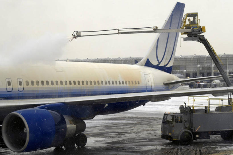 一个人,机场,横图,室外,白天,雪,城市,飞机,美国,喷,工作,云,冬天,交通,天气,航空,交通工具,寒冷,运输,摄影,北美,客机,北美洲,载具,美洲,伊利诺斯州,芝加哥,世界屠猪城,巨肩之城,劳动之城,伊利诺伊,伊利诺伊州,伊利诺州,芝加哥市,芝城,林肯之地,北亚美利加洲,亚美利加洲,奥黑尔国际机场,彩图,美利坚合众国,美国联合航空公司,商务机,芝加哥奥黑尔国际机场,芝加哥奥黑尔机场,芝加哥机场