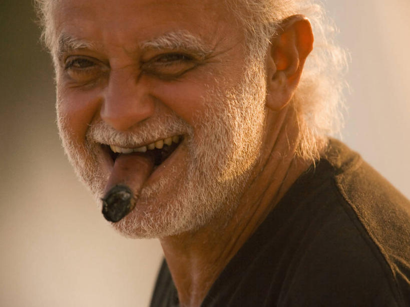 成年人,老年人,吸烟,微笑,横图,室外,白天,快乐,美国,雪茄,摄影,北美,北美洲,美洲,佛罗里达,迈阿密,迈阿密海滩,南部海滩,北亚美利加洲,亚美利加洲,老年男性,男人,男性,彩图,美利坚合众国,社会问题