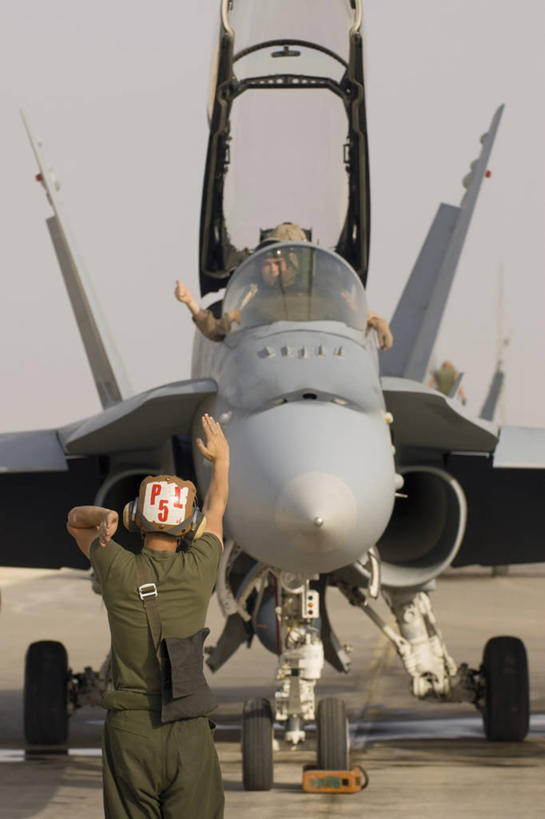 成年人,两个人,飞行员,地勤人员,坐,竖图,室外,白天,制服,自由,伊拉克,准备,军事,尾巴,头盔,着陆,拿着,车轮,看,乘务员,战争,摄影,保护,暴力,军服,起落架,进攻,监视,军用直升机,座舱,稳定,技能,男人,彩图,美国海军陆战队