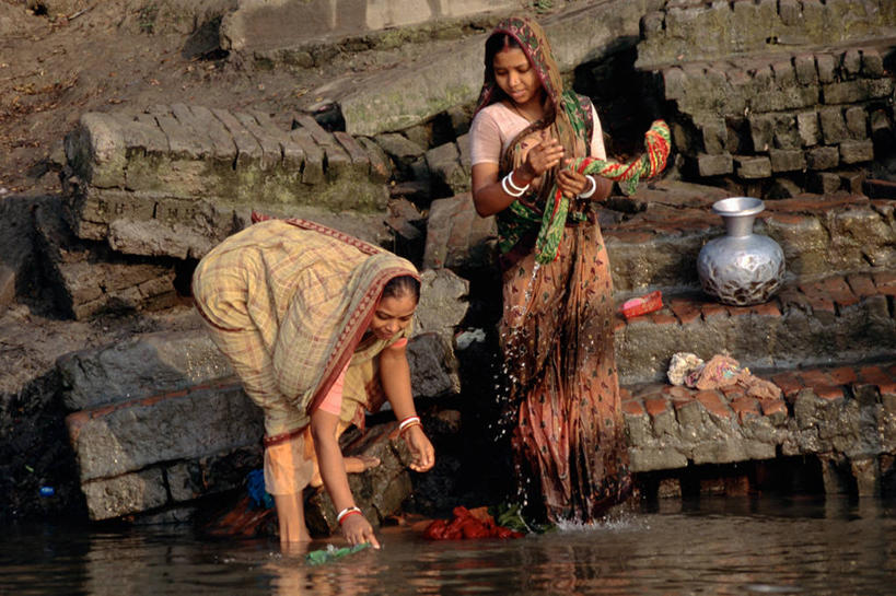 成年人,两个人,横图,室外,白天,美景,水,太阳,孟加拉国,亚洲,砖,景观,自然,生病,景色,摄影,贫穷,自然风光,南亚,印度文化,地貌,纱丽,孟加拉人民共和国,霍乱,年轻女性,年轻人,洗涤,彩图,水灾