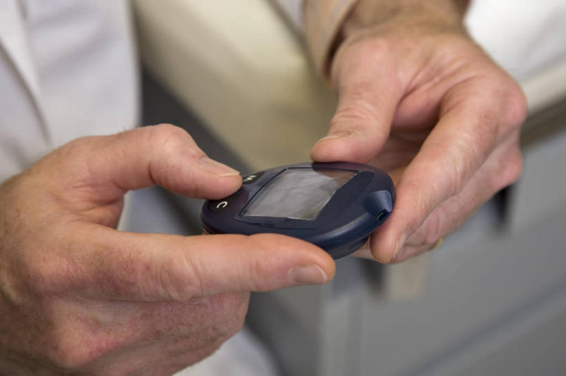 西方人,成年人,中年人,老年人,手,一个人,医生,横图,室内,特写,侧面,技术,欧洲,欧洲人,仅一个男性,仅一个人,仅一个中年男性,摄影,肖像,糖尿病,男人,男性,中年男性,白种人,彩图