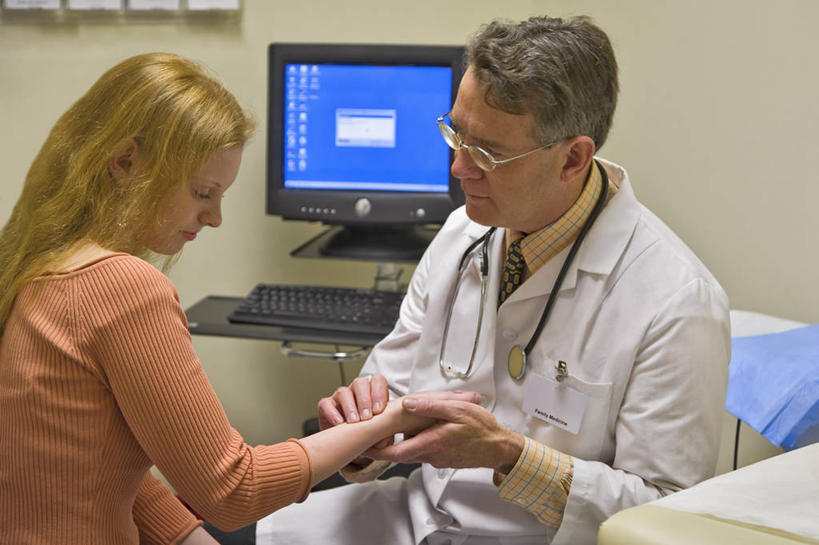 西方人,儿童,少年,成年人,中年人,老年人,一个人,两个人,医生,病人,办公室,横图,室内,侧面,纯洁,电脑,显示器,鼠标,键盘,技术,欧洲,欧洲人,仅一个年轻女性,仅一个女性,仅一个人,网络,输入设备,通讯设备,小孩,台式电脑,可爱,童年,童趣,摄影,肖像,通信设备,童真,输出设备,烂漫,无邪,天真,计算机,老年男性,年轻女性,女人,女性,白种人,孩子,彩图,脉诊