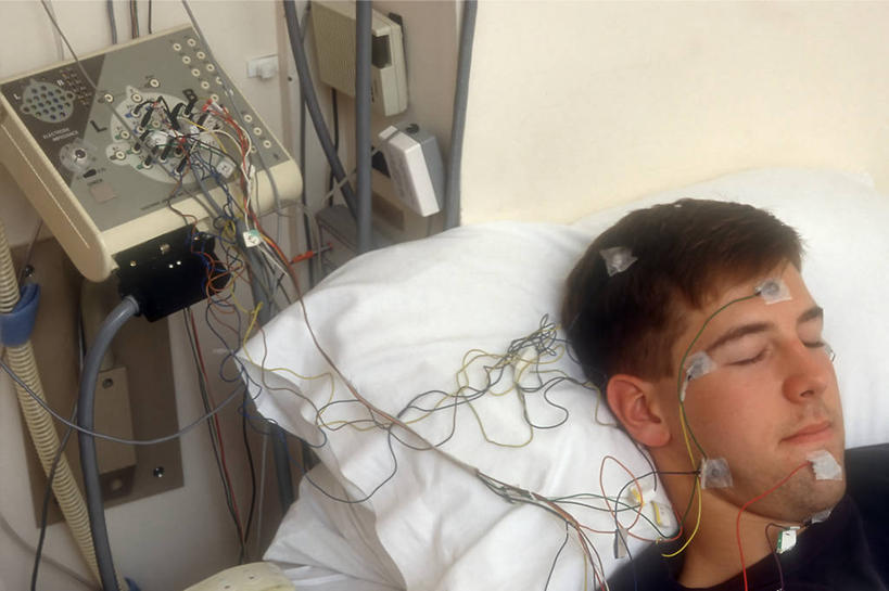 西方人,成年人,头,一个人,医院,横图,室内,通讯,技术,数据,欧洲,美国,欧洲人,仅一个男性,仅一个人,科学,电缆,唱片,联系,设备,物品,仅一个年轻男性,摄影,脑电图,主题,志愿者,波士顿,马萨诸塞,电极,男人,男性,年轻男性,白种人,年轻人,头部,睡觉,彩图,神经系统,门诊部
