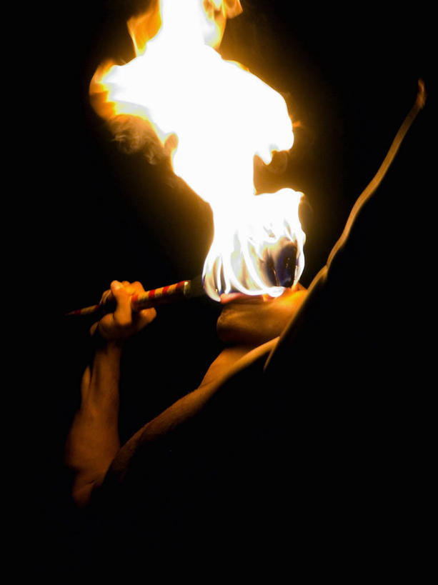 成年人,一个人,竖图,室外,夜晚,火,美国,仅一个男性,仅一个人,表演,火焰,表演者,仅一个年轻男性,摄影,夏威夷群岛,比格岛,勇气,危险,男人,男性,年轻男性,年轻人,彩图,旅行