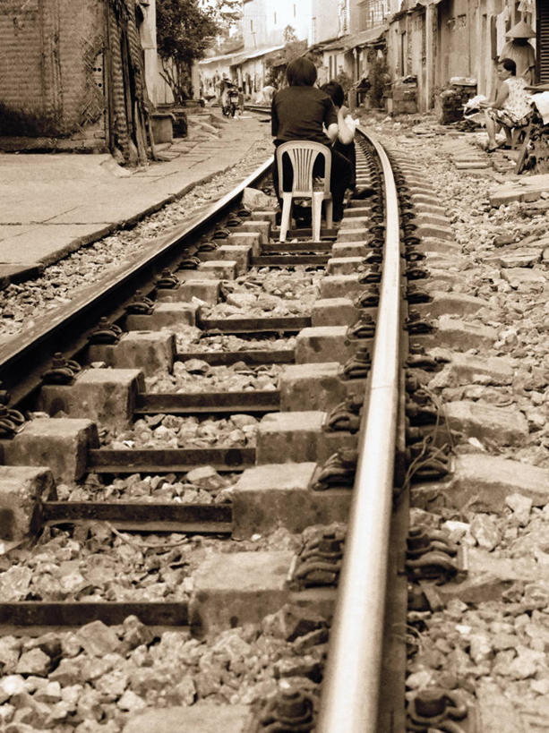 东方人,成年人,三个人,坐,竖图,黑白,室外,白天,路,铁路,越南,亚洲,轨道,交通,铁轨,首都,黄种人,运输,摄影,住房,贫穷,河内,中国象棋,年轻男性,亚洲人,年轻人,半身,居住区