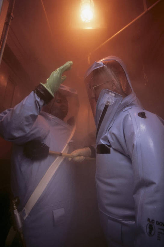 西方人,成年人,中年人,一个人,两个人,横图,竖图,室内,工作服,制服,安全,欧洲,非洲,美国,黑人,欧洲人,仅一个男性,仅一个人,仅一个中年男性,准备,研究,军事,防护,生病,擦洗,摄影,保护,保险,防护服,军队,马里兰,保全,周全,安稳,安定,工作制服,恐怖主义,平安,男人,男性,中年男性,白种人,非洲人,彩图,工作套服