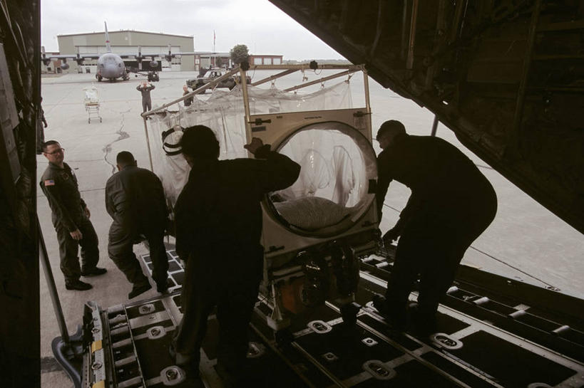 西方人,成年人,中年人,一个人,四个人,横图,欧洲,美国,欧洲人,仅一个男性,仅一个人,仅一个中年男性,士兵,准备,研究,军事,生病,摄影,面板,沥青,军队,西弗吉尼亚,恐怖主义,男人,男性,中年男性,白种人,彩图,美国军事