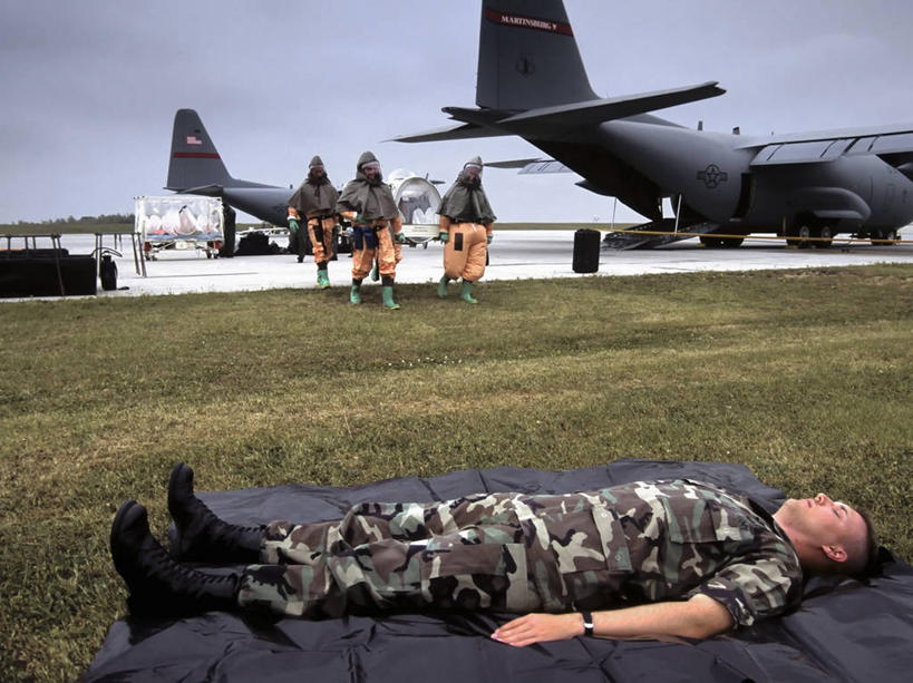 西方人,成年人,中年人,一个人,四个人,病人,躺,横图,室外,白天,工作服,制服,安全,欧洲,美国,欧洲人,仅一个男性,仅一个人,仅一个中年男性,准备,研究,军事,防护,生病,摄影,保护,保险,防护服,军用机,军队,保全,周全,安稳,安定,西弗吉尼亚,工作制服,货机,恐怖主义,军事演习,平安,男人,男性,中年男性,白种人,仰卧,彩图,工作套服,美国军事