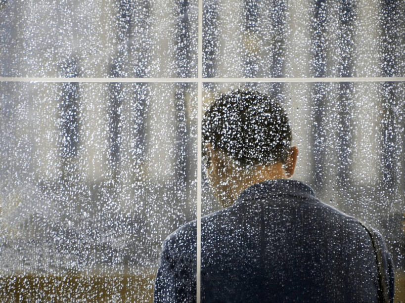 成年人,中年人,一个人,横图,室外,白天,寂寞,水,雨,暴风雨,美国,仅一个男性,仅一个人,仅一个中年男性,湿,天气,背面,摄影,潮湿,伊利诺斯州,候车亭,芝加哥市,湿润,男人,男性,中年男性,彩图,公共汽车站