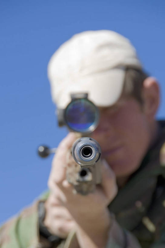 西方人,成年人,中年人,一个人,站,竖图,室外,白天,团队,射击,帽子,欧洲,美国,欧洲人,仅一个男性,仅一个人,仅一个中年男性,踢,学习,军事,枪支,陆地,泥土,蓝色,天空,看,战争,摄影,准确,恐怖,海军,进攻,英国文化,来福枪,内华达州,狙击手,结束,军事演习,男人,男性,中年男性,白种人,彩图,特种部队