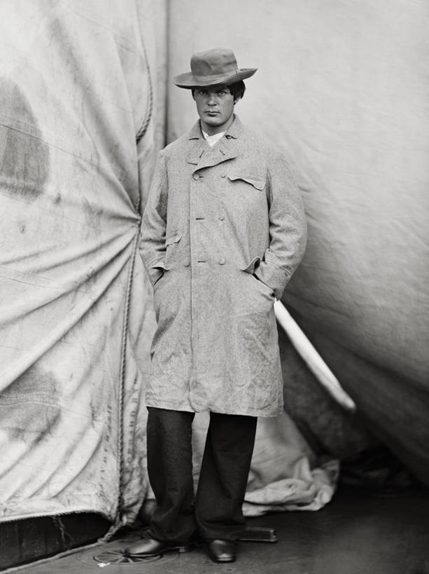 西方人,成年人,中年人,一个人,竖图,黑白,室外,欧洲,美国,欧洲人,仅一个男性,仅一个人,仅一个中年男性,历史,摄影,犯罪,肖像,国务卿,男人,男性,中年男性,白种人