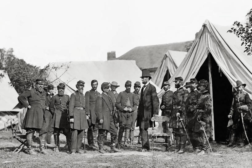 西方人,成年人,老年人,横图,黑白,室外,白天,欧洲,美国,欧洲人,军事,帐篷,许多人,历史,一群人,战争,摄影,亚伯拉罕.林肯,总统,肖像,政府,军服,将军,马里兰,思想家,政治家,美国总统,美国内战,历史人物,老年男性,白种人,军官,安提塔姆战役