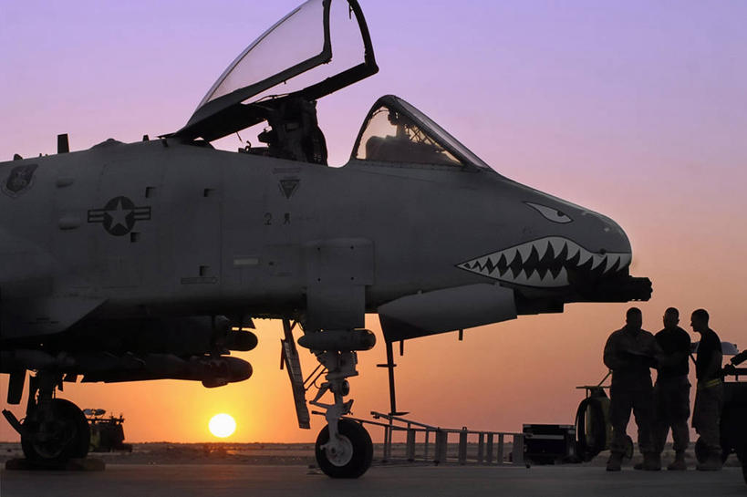 成年人,中年人,一个人,三个人,飞行员,空姐,横图,室外,白天,侧面,自由,日出,日落,太阳,伊拉克,仅一个男性,仅一个人,仅一个中年男性,军事,雷电,乘务员,航空乘务员,空乘,战争,摄影,空军,工程,战斗机,逆光,机关枪,军用机,座舱,危险,男人,男性,中年男性,彩图,美国空军