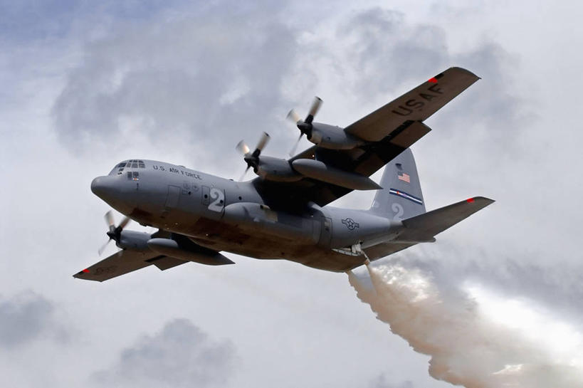 无人,消防员,横图,室外,白天,仰视,水,美国,军事,飞,战争,摄影,空军,巨大,庞大,协助,碰撞,军用机,新墨西哥,螺旋桨飞机,C-130运输机,阿尔伯克基,宏大,硕大,伟大,货机,彩图,低角度拍摄,美国空军