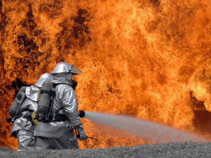 中年人,两个人,消防员,横图,室外,白天,安全,水,火,美国,喷,火焰,热,水管,橙色,氧气瓶,摄影,消防,软管,工程,北美,北美洲,美洲,灭火,南卡罗来纳州,北亚美利加洲,亚美利加洲,勇气,消防器材,南卡罗来纳,扇榈之州,矮棕榈之州,贡献,危险,彩图,水带,消防水带,美利坚合众国