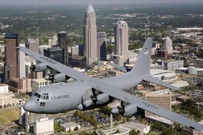 无人,横图,俯视,航拍,室外,白天,城市,建筑,摩天大楼,美国,军事,飞,运输,摄影,空军,北美,北美洲,鸟瞰,美洲,军用机,螺旋桨飞机,北卡罗来纳州,C-130运输机,北亚美利加洲,亚美利加洲,北卡罗来纳,焦油脚根之州,黑油鞋根之州,老北州,货机,彩图,高角度拍摄,美利坚合众国,美国空军