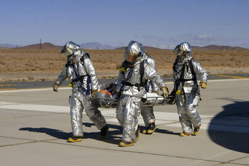 中年人,四个人,消防员,横图,室外,白天,工作服,制服,安全,美国,军事,防护,摄影,空军,保护,担架,运送,加利福尼亚,保险,防护服,保全,周全,安稳,安定,工作制服,援救,平安,彩图,工作套服,爱德华兹空军基地,美国空军