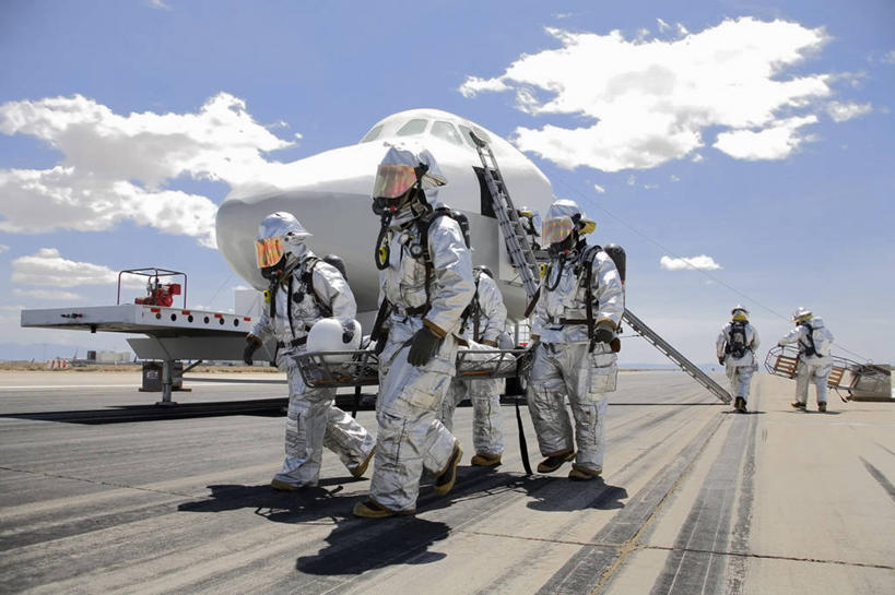 中年人,消防员,横图,室外,白天,工作服,制服,安全,美国,五个人,军事,防护,模型,摄影,空军,保护,担架,运送,加利福尼亚,保险,防护服,保全,周全,安稳,安定,工作制服,援救,平安,彩图,工作套服,爱德华兹空军基地,美国空军,飞机跑道