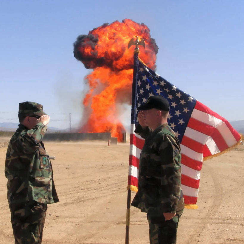 西方人,成年人,中年人,一个人,两个人,方图,室外,白天,侧面,爆炸,旗帜,火,欧洲,美国,欧洲人,仅一个男性,仅一个人,仅一个中年男性,军事,战争,美国国旗,摄影,空军,敬礼,加利福尼亚,军服,毁灭,忠诚,爱国主义,蘑菇云,上校,男人,男性,中年男性,白种人,彩图,爱德华兹空军基地,美国空军,反话,服从