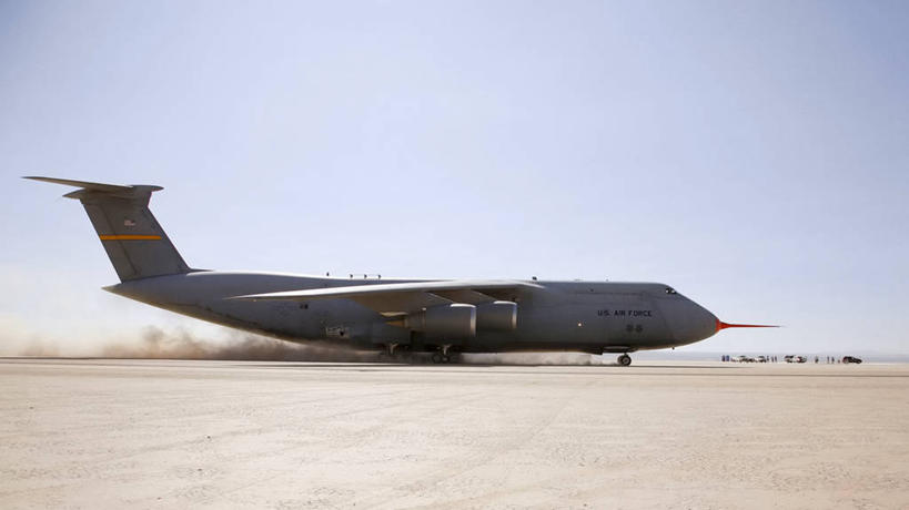 无人,横图,室外,白天,侧面,技术,飞机,美国,军事,飞,一个,战争,摄影,空军,巨大,庞大,单个,工程,战斗机,加利福尼亚,比例,军用机,C-5运输机,宏大,硕大,伟大,货机,彩图,爱德华兹空军基地,美国空军