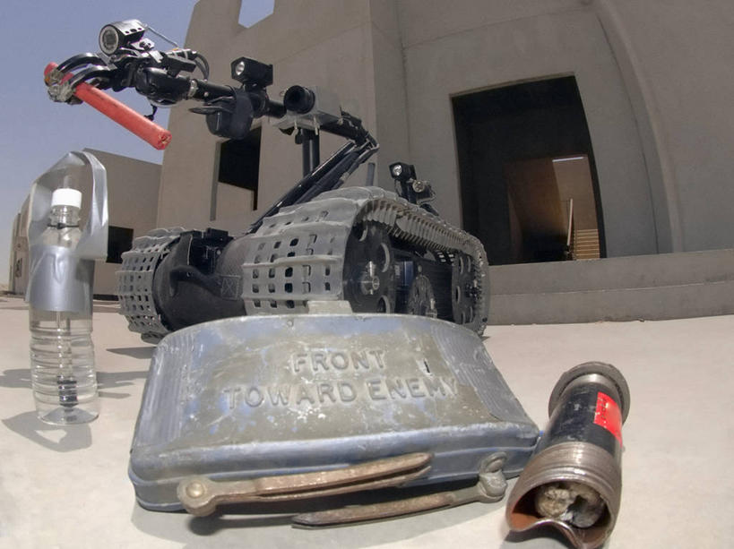 无人,横图,室外,特写,白天,鱼眼镜头,技术,炸药,炸弹,巴林,军事,首都,瓶子,战争,摄影,机器人,地雷,麦纳麦,彩图