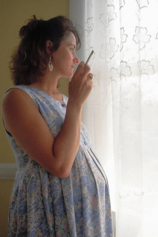 西方人,成年人,中年人,一个人,母亲,吸烟,竖图,室内,侧面,风险,窗户,香烟,欧洲,欧洲人,仅一个女性,仅一个人,注视,点燃,观察,看,仅一个中年女性,思考,怀孕,凝视,摄影,观看,察看,上瘾,威胁,尼古丁,关注,氧气,癌症,肺癌,责任,判断,危险,女人,女性,中年女性,白种人,彩图,白日梦