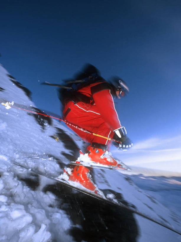 一个人,运动员,竖图,室外,白天,运动模糊,风险,运动,齿轮,山,雪,美国,起飞,冬天,半空,极限运动,摄影,保护,挑战,勇气,技能,滑雪运动,冒险,休闲活动,体育运动员,运动选手,彩图