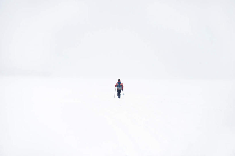 西方人,一个人,走,横图,室外,白天,旅游,度假,美景,山,雪,雪山,大雪,欧洲,欧洲人,仅一个男性,仅一个人,服装,冰,积雪,景观,山峰,雪景,冬季,冬天,山峦,休闲装,娱乐,仅一个年轻男性,背面,衣服,自然,享受,休闲,休闲服,景色,放松,寒冷,服饰,冰冷,自然风光,严寒,冰凉,酷寒,凛冽,凛凛,极冷,男人,男性,年轻男性,白种人,步行,散步,走路,彩图,全身