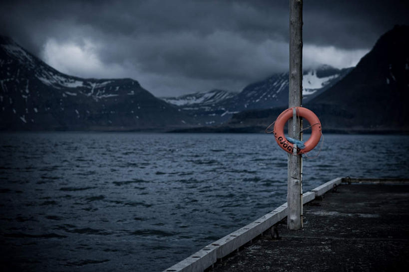 游泳,无人,横图,室外,白天,正面,旅游,度假,湖,湖泊,美景,山,水,雪,雪山,大雪,欧洲,冰岛,救生圈,木板,塑料,冰,湖面,积雪,景观,山峰,水流,水面,雪景,云,云朵,冬季,冬天,桥,木桥,山峦,云彩,娱乐,栈桥,白云,天空,自然,塑料制品,游泳圈,湖水,天,享受,休闲,景色,放松,寒冷,充气,人行桥,木板桥,冰冷,救生,自然风光,北欧,冰岛共和国,严寒,冰凉,酷寒,凛冽,凛凛,极冷,泅水,彩图