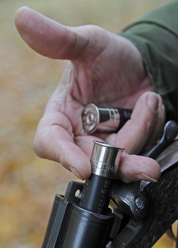 西方人,手,一个人,站,竖图,室外,特写,白天,正面,竞争,欧洲,欧洲人,仅一个男性,仅一个人,仅一个中年男性,对抗,握,朦胧,模糊,冲突,拿,拿着,右手,破坏,站着,手部,武器,战争,握着,损坏,攻击,威胁,对立,矛盾,兵器,防御,来福枪,敌对,挫败,斗争,抗拒,抗衡,杀伤,威慑,危险,男人,男性,中年男性,白种人,站立,半身,彩图