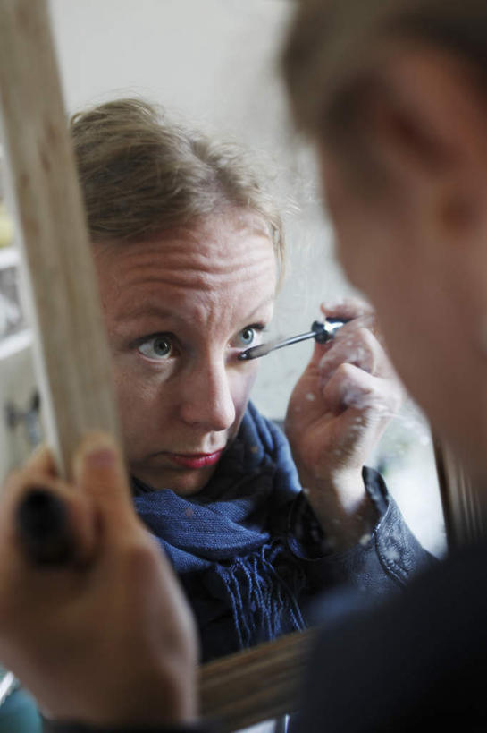 西方人,一个人,站,竖图,室内,白天,侧面,镜子,欧洲,欧洲人,仅一个年轻女性,仅一个女性,仅一个人,握,拿,拿着,化妆品,站着,睫毛膏,握着,镜像,镜面,眼妆,睫毛液,年轻女性,女人,女性,白种人,站立,半身,彩图