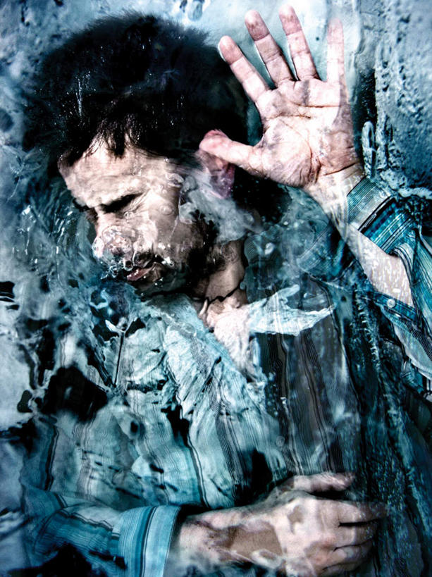 西方人,一个人,竖图,室内,特写,白天,正面,水,卫生间,浴室,欧洲人,仅一个男性,仅一个人,摇摆,阴影,光线,液体,影子,水滴,仅一个年轻男性,阳光,摇曳,摇晃,伤害,扭捏,摇荡,危险,男人,男性,年轻男性,白种人,淋浴房,半身,彩图,冲凉房,沐浴间,沐浴室