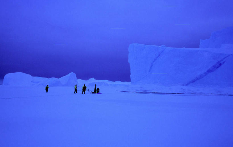 西方人,三个人,站,横图,室外,白天,正面,旅游,度假,石头,美景,雪,大雪,丹麦,欧洲,欧洲人,一堆,阴影,堆叠,堆积,光线,石子,影子,积雪,景观,雪景,冬季,冬天,注视,娱乐,蓝色,蓝天,天空,阳光,自然,天,观察,看,站着,享受,休闲,景色,放松,寒冷,观看,堆,察看,关注,自然风光,北欧,格陵兰,格陵兰岛,严寒,丹麦王国,男人,男性,年轻男性,白种人,石块,岩石,站立,彩图,全身