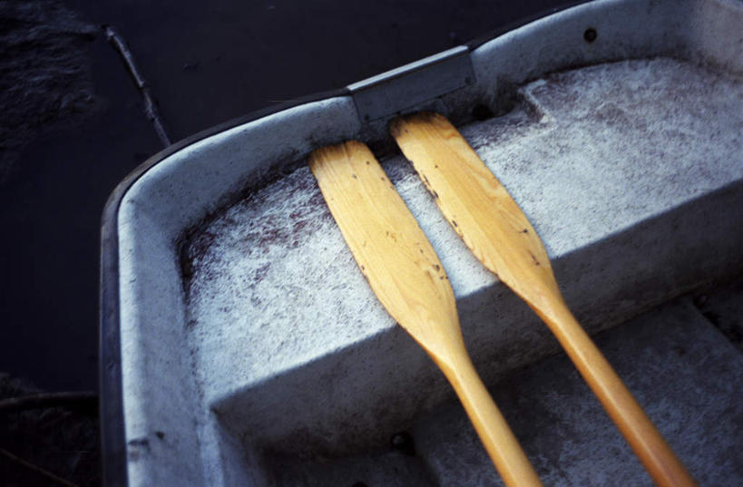 无人,横图,俯视,室外,特写,白天,河流,水,船,一艘,阴影,波纹,光线,船桨,影子,河水,水流,木船,两个,水纹,阳光,交通工具,波浪,舟,载具,彩图,高角度拍摄