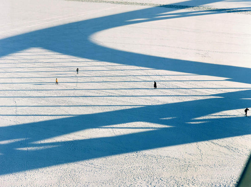 西方人,四个人,走,横图,俯视,室外,白天,游戏,雪,大雪,欧洲,欧洲人,一堆,阴影,堆叠,堆积,光线,影子,积雪,雪景,冬季,冬天,玩,注视,娱乐,场地,阳光,观察,看,休闲,滑雪场,广阔,宽广,寒冷,观看,活动,堆,察看,发泄,关注,宽阔,消遣,智力,宣泄,严寒,广大,男人,男性,年轻男性,年轻女性,女人,女性,白种人,步行,散步,玩耍,嬉戏,走路,彩图,高角度拍摄,全身