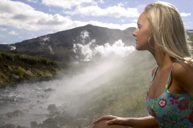 西方人,头发,一个人,坐,横图,彩色,室外,白天,侧面,草地,草坪,山,山脉,植物,雾,欧洲,欧洲人,仅一个年轻女性,仅一个女性,仅一个人,眺望,阴影,沸腾,远眺,服装,光线,蒸汽,影子,山峰,烟雾,云,云朵,山峦,水蒸气,云彩,远望,休闲装,草,衣服,蓝色,绿色,白云,蓝天,天空,阳光,群山,天,休闲,休闲服,金色,服饰,晴朗,五颜六色,色彩斑斓,遥望,五彩缤纷,蒸发,五彩斑斓,了望,远瞩,五光十色,年轻女性,女人,女性,白种人,晴空,坐着,半身,彩图