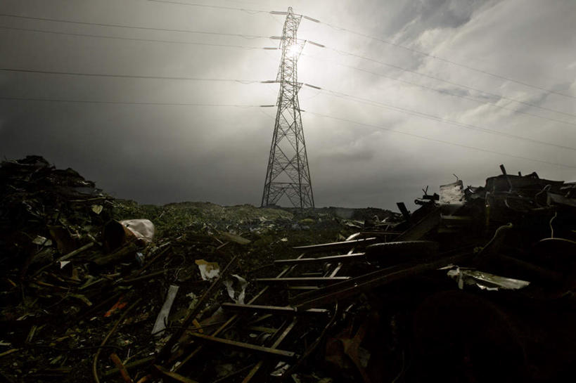 无人,横图,室外,白天,仰视,草地,草坪,美景,植物,阴影,平静,电力,光线,钢材,电缆,电线,影子,支架,景观,云,云朵,垃圾,凌乱,云彩,电塔,草,蓝色,绿色,白云,蓝天,天空,阳光,自然,天,景色,安静,能源,晴朗,宁静,支撑,资源,混乱,荒废,静谧,自然风光,供电设备,高压电塔,高压输电线,高压电线塔,高压塔,沉静,恬静,安祥,僻静,清静,太平,纷乱,缭乱,庞杂,渣滓,荒疏,旷废,旷费,疏弃,芜秽,荒芜,晴空,彩图,低角度拍摄