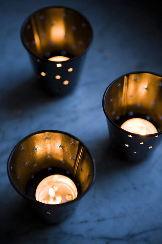 无人,竖图,俯视,室内,白天,餐桌,桌子,蜡烛,金属制品,阴影,装饰,光线,金属,材料,火焰,影子,烛光,燃烧,三个,点燃,餐台,华丽,修饰,点缀,衬托,美观,雅致,雅观,质料,彩图,高角度拍摄