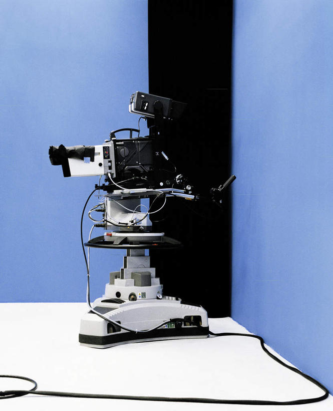 无人,竖图,室内,特写,白天,正面,桌面,桌子,静物,阴影,透明,光线,木制,影子,墙,摄像机,墙壁,墙面,一个,蓝色,木制品,摄像,摄影,单个,摄影机,录像,理智,沉静,冷色,高深,冷淡,彩图