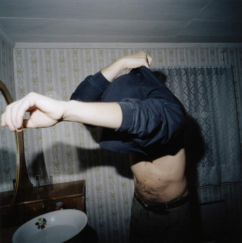 西方人,一个人,站,竖图,室内,白天,正面,欧洲,欧洲人,仅一个男性,仅一个人,阴影,服装,光线,影子,灯光,休闲装,仅一个年轻男性,衣服,脱,站着,休闲,休闲服,遮,遮掩,服饰,掩盖,遮挡,遮盖,掩饰,男人,男性,年轻男性,白种人,站立,半身,彩图