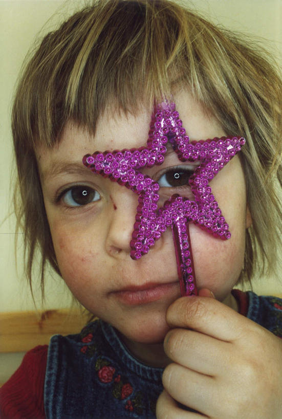 西方人,儿童,脸,头,脸颊,头发,一个人,笑,微笑,竖图,室内,白天,正面,纯洁,欧洲,欧洲人,仅一个女性,仅一个人,握,阴影,形状,服装,光线,影子,星星,灯光,拿,拿着,休闲装,小孩,衣服,紫色,仅一个小孩,休闲,星形,休闲服,金色,可爱,童年,童趣,握着,服饰,仙女棒,五角形,童真,烂漫,无邪,形态,外形,天真,女孩,女人,女性,白种人,孩子,头部,脸部,脸蛋,面部,五角星,半身,彩图,女生