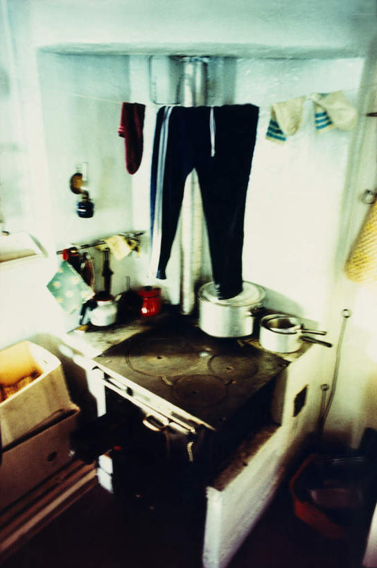 无人,竖图,俯视,室内,白天,烹饪,厨具,金属制品,吊挂,悬挂,阴影,服装,光线,金属,包装,纺织物,锅子,影子,纸箱,灯光,凌乱,挂,锅,衣服,晾衣绳,容器,绳子,箱子,毛巾,清洁,服饰,锅具,保暖,混乱,贫困,贫穷,衣着,穿着,纸板箱,透气,烹饪用具,困难,狭窄,防水,包装箱,衣饰,纷乱,缭乱,庞杂,储水,耐磨,吸水,局促,贫苦,穷苦,清苦,清贫,狭小,烹调用具,烹调,彩图,高角度拍摄