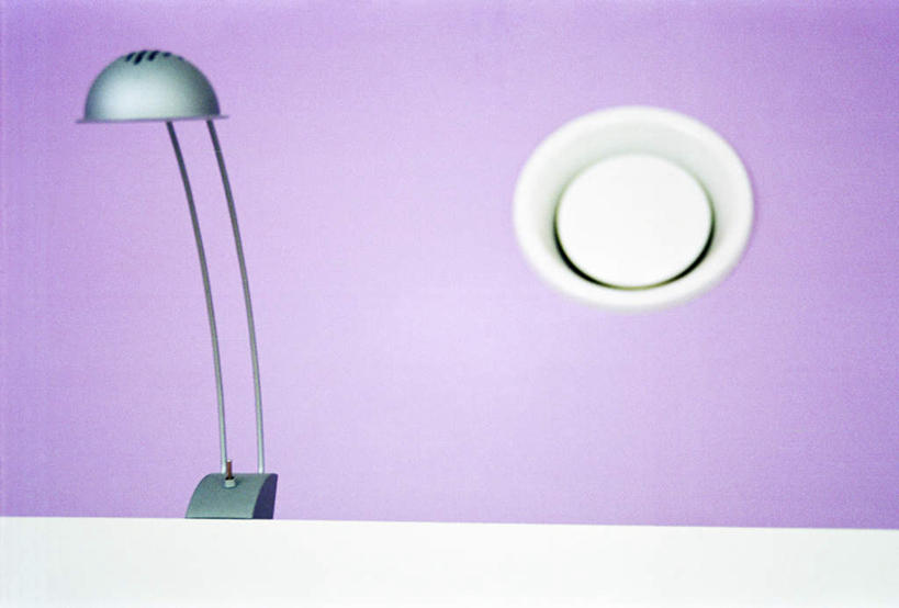 无人,横图,室内,白天,正面,台灯,照明,阴影,形状,光线,电器,影子,墙,灯光,墙壁,墙面,灯,空调,紫色,灯具,照亮,调节,舒适,家电,家用电器,照明设备,调整,形态,外形,空气调节器,彩图